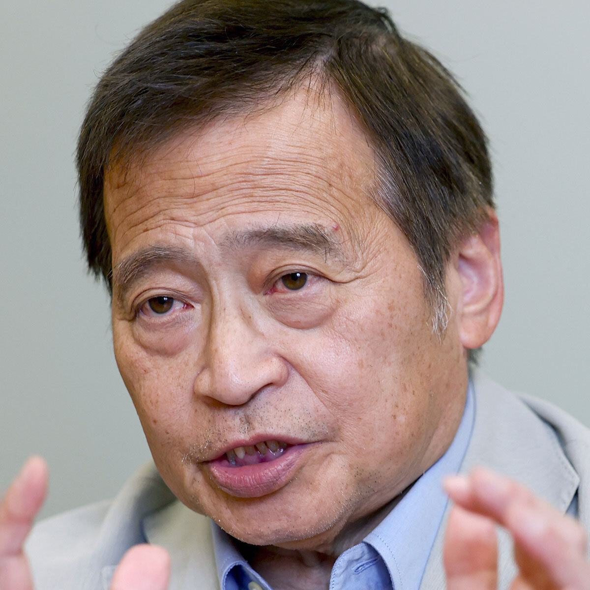 「底意地の悪い、嫌な野郎」人気ミュージシャン “ナチス”発言のラサール石井氏を痛烈批判…明かした40年前の“因縁”