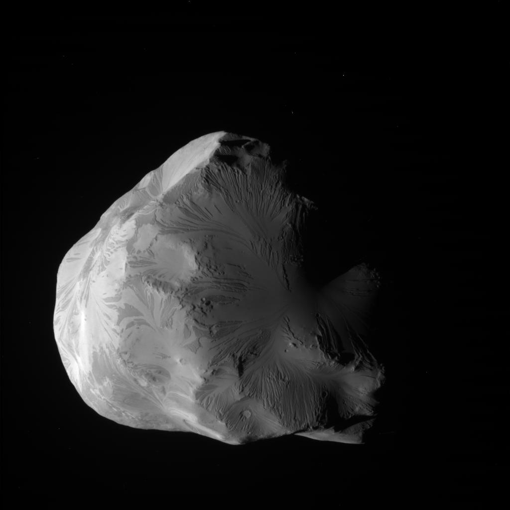 土星の衛星「ヘレネ」の無加工画像 驚きの滑らかさ【今日の宇宙画像】