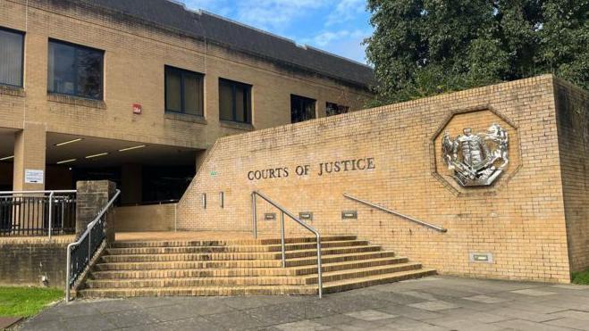 英で少女2人をレイプした少年3人、拘禁刑にならず 英首相は「言語道断」と批判