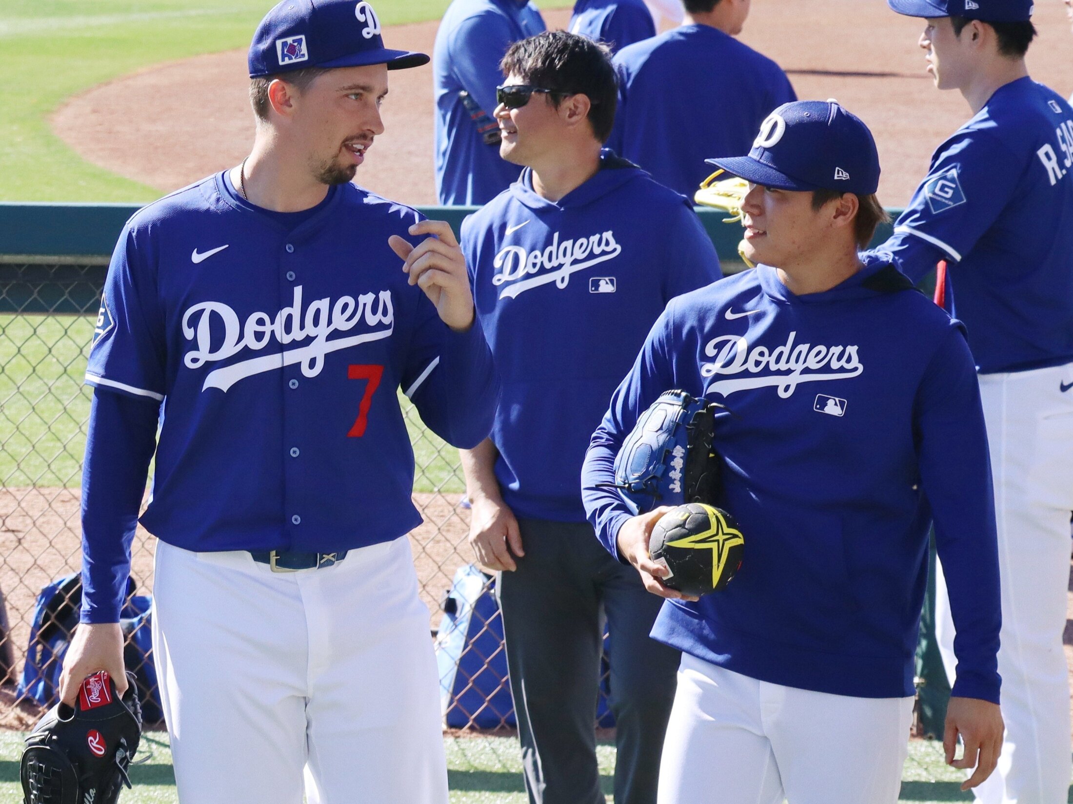 スネル32歳が明かす山本由伸「たくさん投球の話をするよ」じつは“開幕前から仲良しだった”関係性秘話…ドジャースのエースでも「自分はまだまだ成長途上」（Number Web）