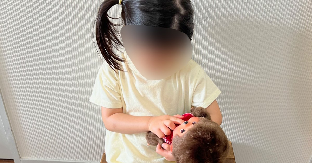 【はっ！】昭和に流行りまくったモンチッチを令和生まれの3歳児に渡した結果…あるムーブに懐かしさが爆発した