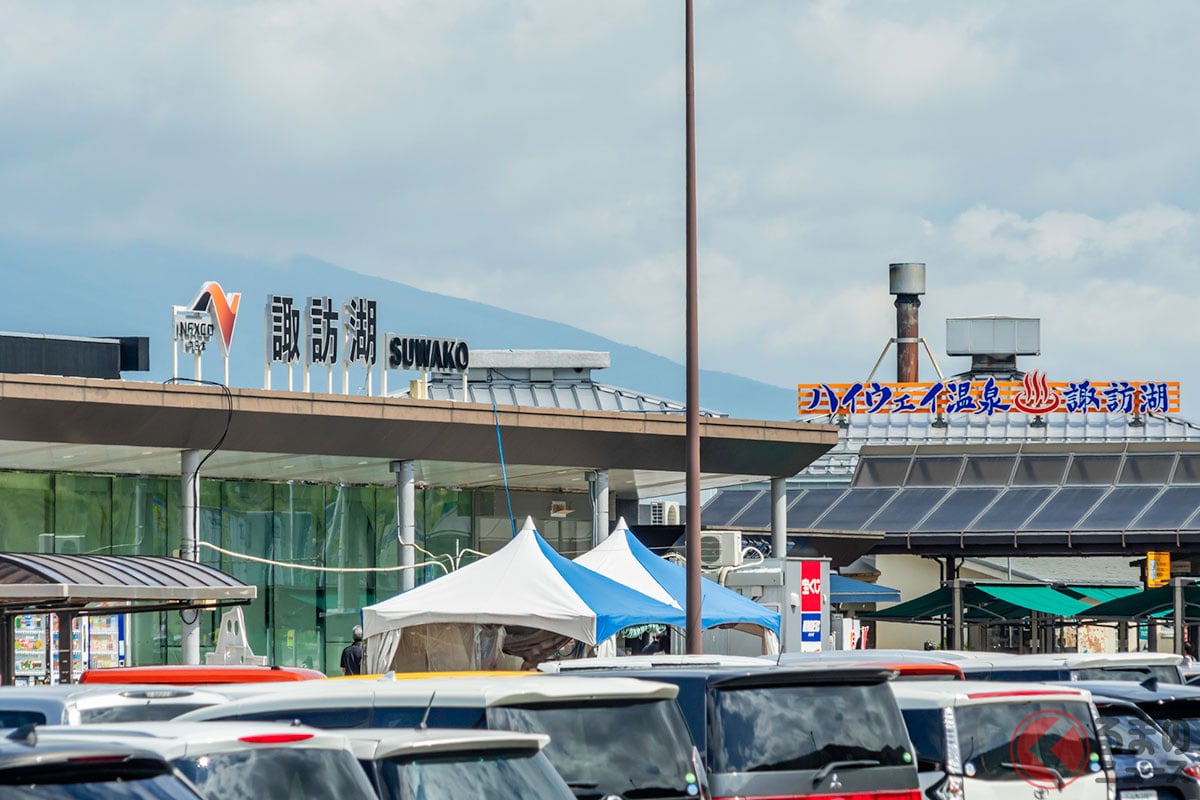 高速SA「1台も入れさせません！」 NEXCO異例の「完全"封鎖"作戦」実施！ 花火"タダで見物客"殺到で「SA満車」「大渋滞」に発展… 中央道「諏訪湖SA」15日午後"全面閉鎖"へ