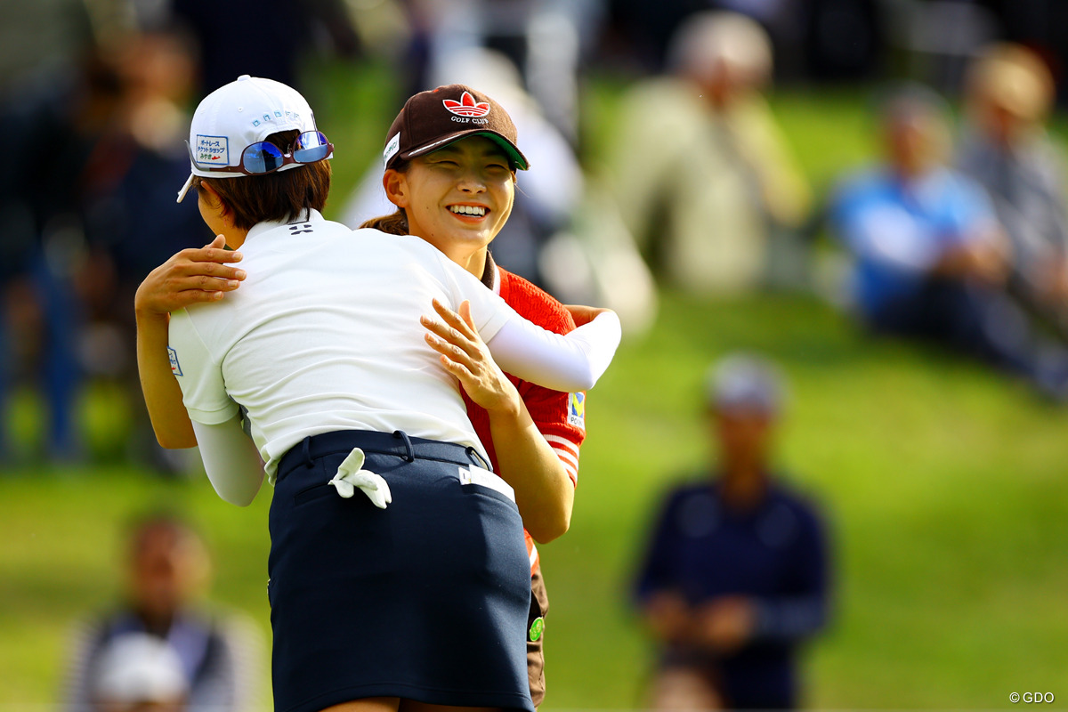 「顔が地面に埋まるんじゃ…」の窮地から 渋野日向子が4連続バーディで予選通過