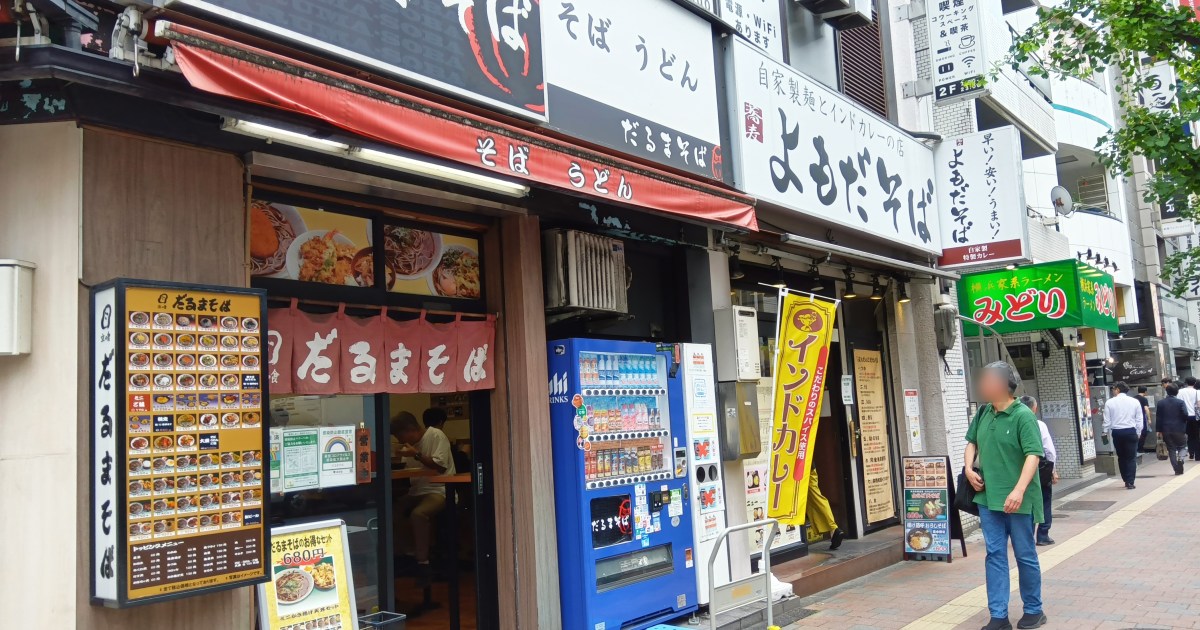 【立ち食いそば放浪記347】新宿の片隅でよもだそばに鬼詰めされてる「だるまそば」の天丼が実はウマイ