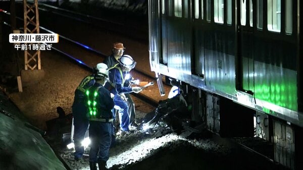 【独自】80代女性の車が線路上走行、対向列車とすれ違う様子 ハザードランプ点滅も後ろから追突され死亡 踏切を左折し進入か 小田急線