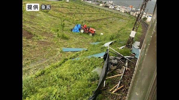 「血がバーっと流れていた」列車に小屋が衝突、窓ガラス割れ…乗客3人死傷 緊迫の現場を被害者が語る「ガラスがバーンと、頭に破片が刺さった」「ドクター、看護師が心臓マッサージ」
