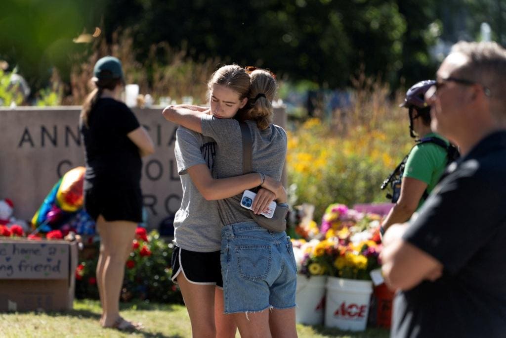 米ミネソタ州の学校で銃乱射事件、犯人の宣言文巡り米国内真っ二つ 銃規制より未成年者の性的転換手術禁止求めるMAGA(1/4)