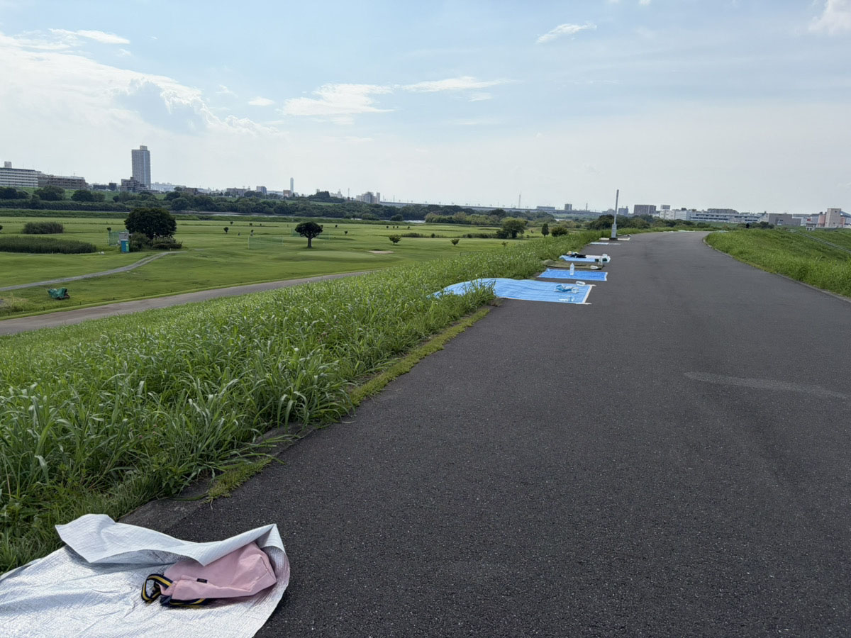 【戸田橋花火大会】14時半頃、原町小学校から戸田方面へ向かう土手の様子。