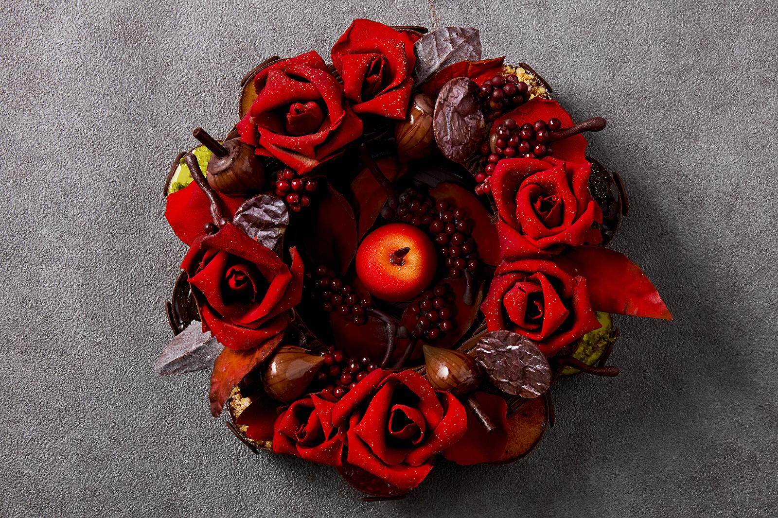 京王プラザホテルの25年クリスマスケーキ、薔薇のリース型や‟白ふくろうが乗る”ブッシュ・ド・ノエル