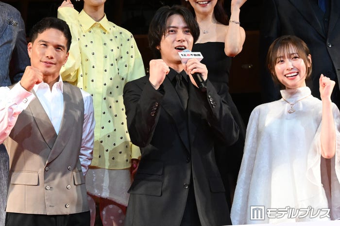 山下智久・福原遥・市原隼人ら「正直不動産」キャストが豪華集結 客席から登場で歓声沸く