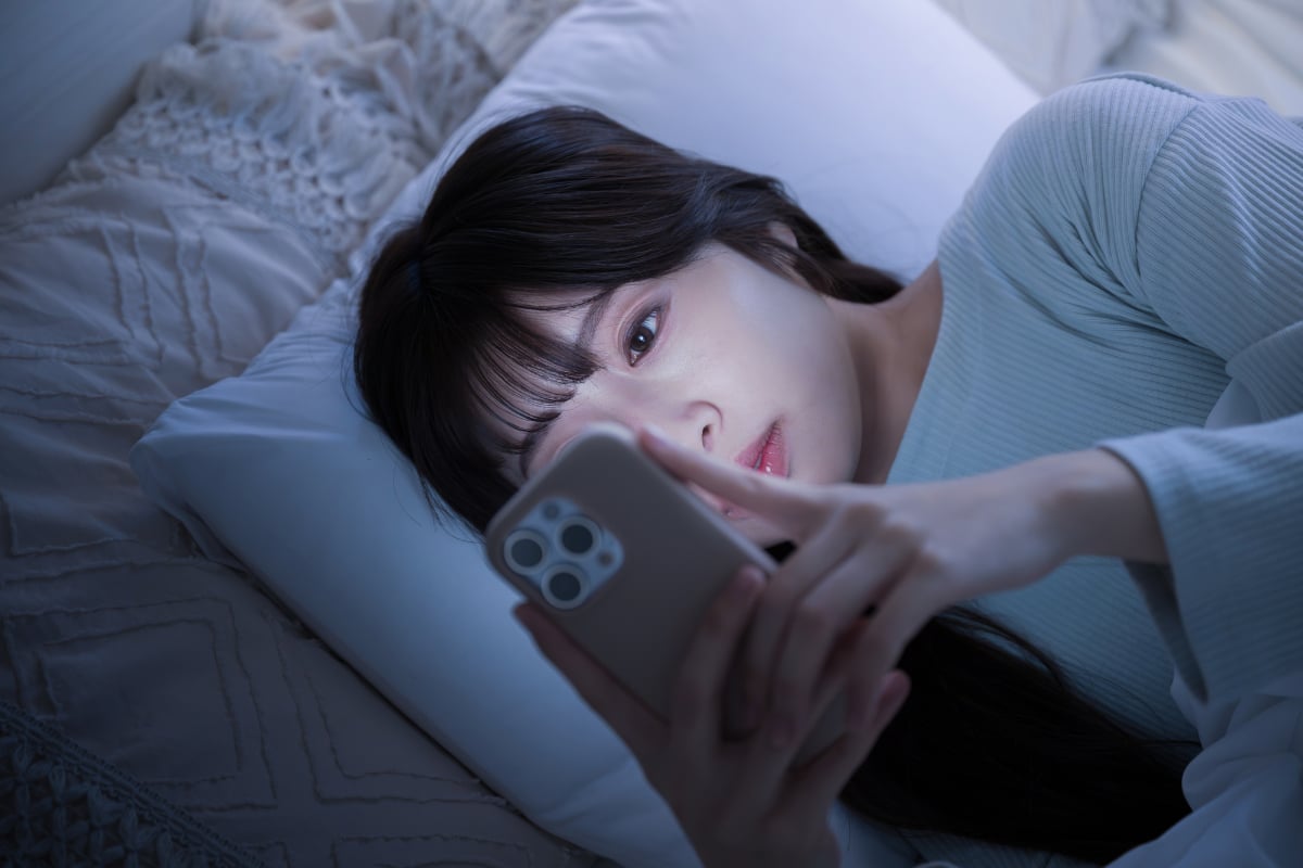 就寝前に「スマホ」操作すると“睡眠の質”悪化…無理なくやめるには？ 専門家が教えるデジタル機器との付き合い方