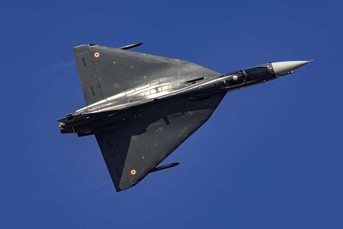 観客が見守る中で突然、戦闘機が急降下して墜落、爆発炎上…ドバイの航空ショーで発生した悲劇（ニューズウィーク日本版）