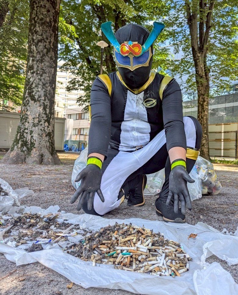 泥に埋もれたタバコの吸い殻が“無限に湧く”恐怖 渋谷駅前でヒーローが掘り出した「街の闇」にSNS騒然