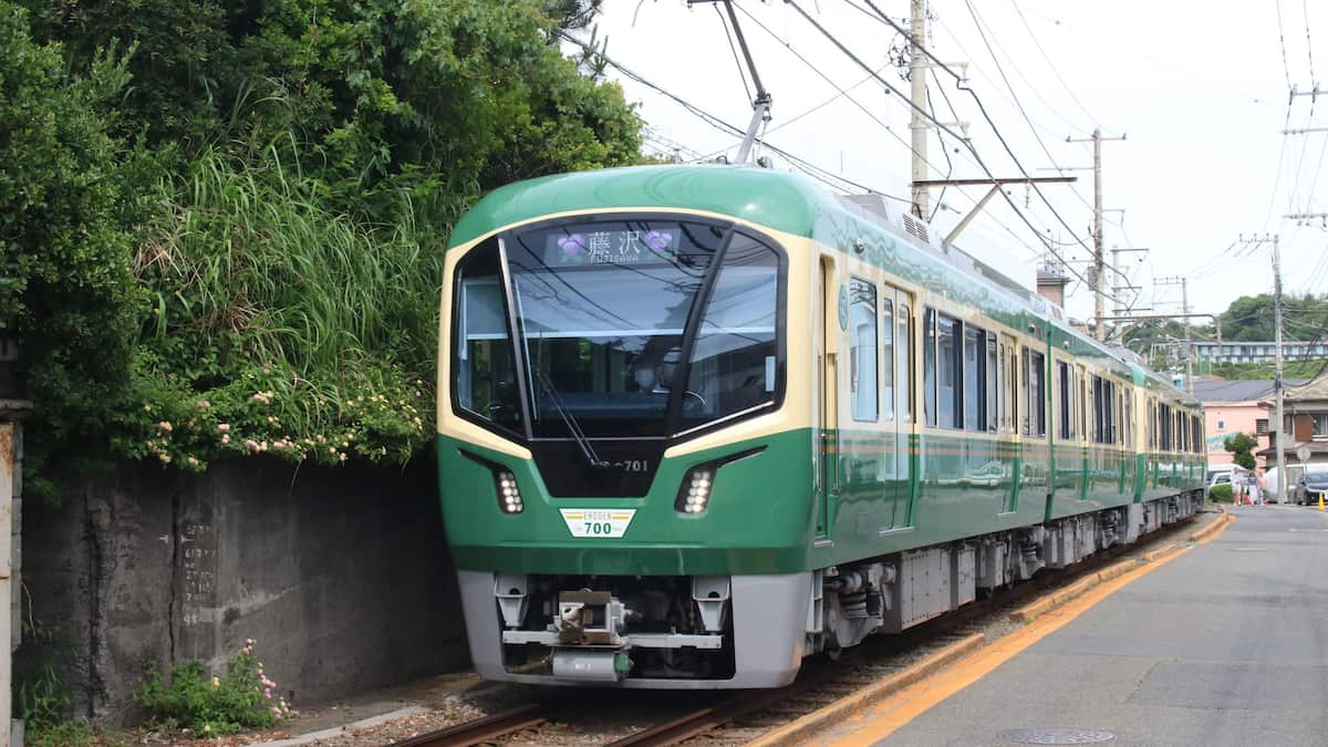 観光客が殺到 好調な「江ノ電」が直面する“設備投資できない”ジレンマ