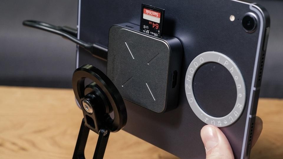 「ハブは背面に貼る時代」。MagSafeでiPad miniを完全武装させた男