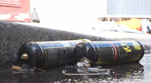 “笑いから悲劇へ”パリに転がる“謎”のガスボンベの正体 若者をむしばむ「笑気ガス」乱用の実態