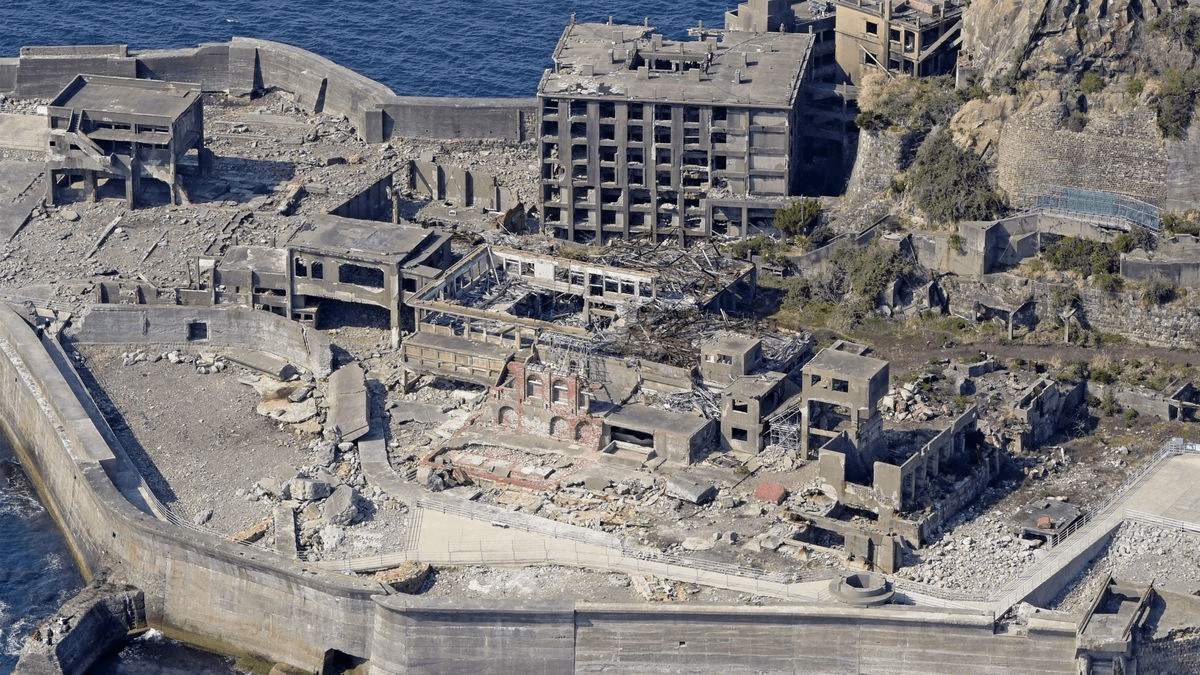 海底1キロまで掘った大炭鉱で爆発炎上…日曜劇場の舞台･軍艦島が｢閉山のカウントダウン｣を始めた決定的瞬間 ｢ごう音とともに火が燃え広がり10人が病院に担ぎ込まれた｣