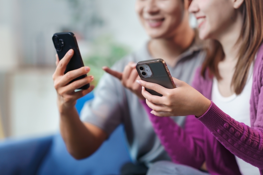 「コスパがいいスマホ」を“10万円以下”で欲しい！ 5年使うなら「iPhone 17e」「Xperia 10 VII」どっちがお得？ iPhoneのほうが“OSのアップデート”が長期で安心？ 価格・性能を比較（ファイナンシャルフィールド）