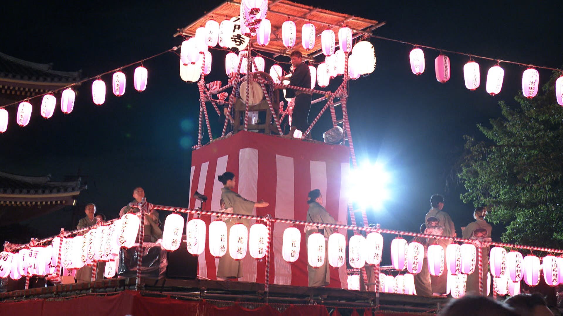 「盆踊り」は騒音か 会場半減、まだ明るい午後7時に終了し即、撤収の配慮も 外国人観光客人気を背景に参加者は増加