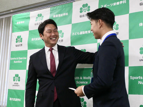【広島】新井監督、ドラ１平川蓮は「プロ野球の歴史上いない」左右で長打狙える打撃／一問一答