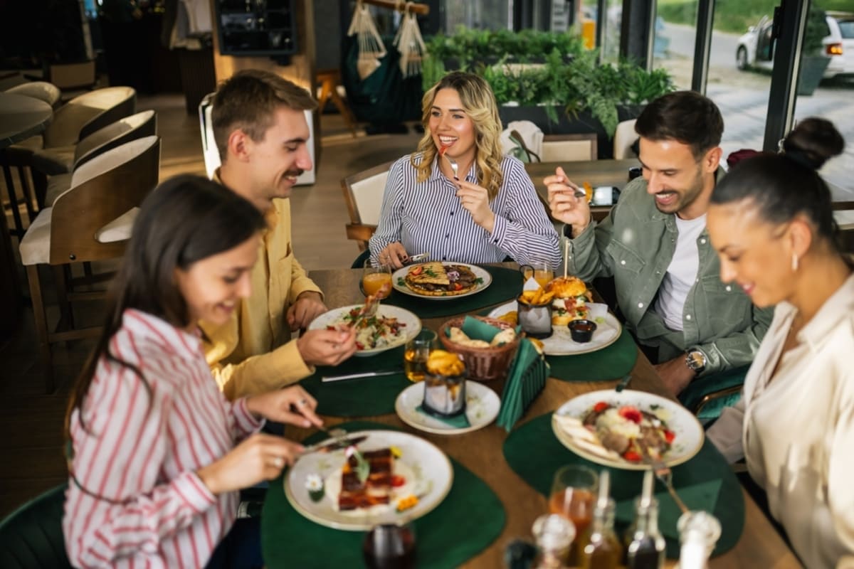カフェに6人で来店し「注文は3人だけ」…残り3人は「水で大丈夫です」と言うけど、1人1品注文は“常識”じゃないんですか？ SNSでは「日本の将来が不安」「公園行けば？」の意見も