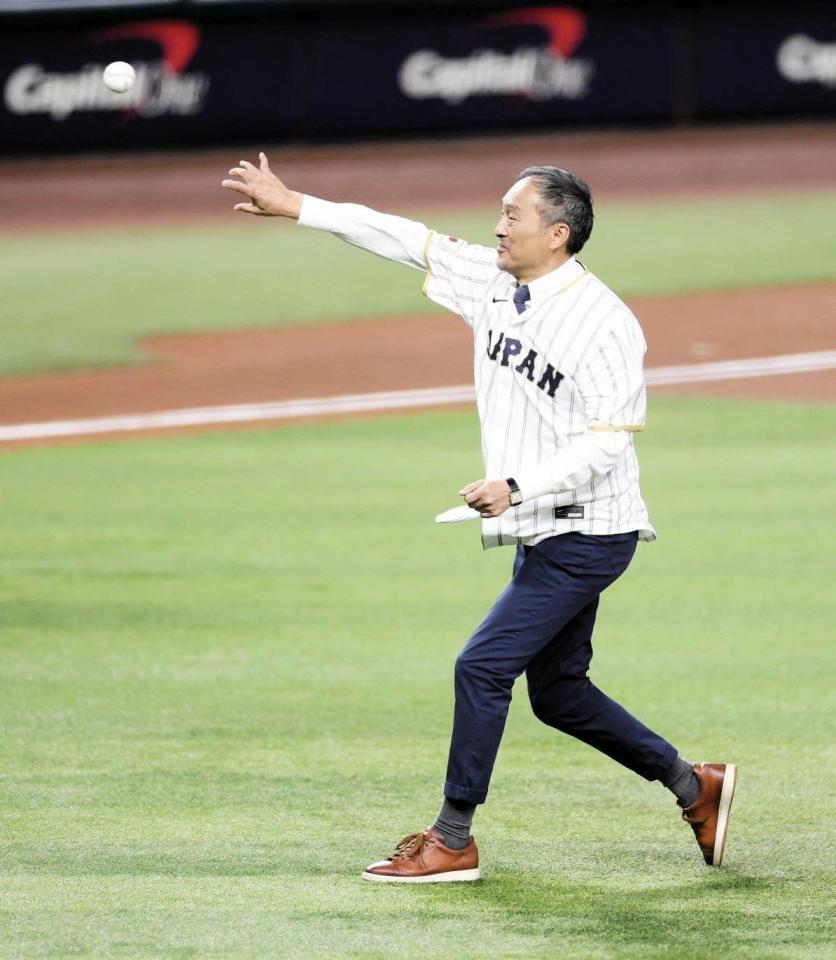 ＷＢＣ中継に、えっ 東京でアカデミー賞にいたはずの名優→マイアミにいる！侍ジャパン中継→始球式に現る「すぐ飛んだのか」「弾丸」