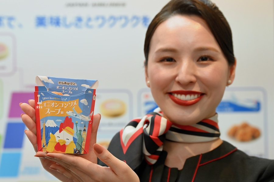 JAL、ローソンとコラボ商品 オニオンコンソメスープ味の「からあげクン」など全12品