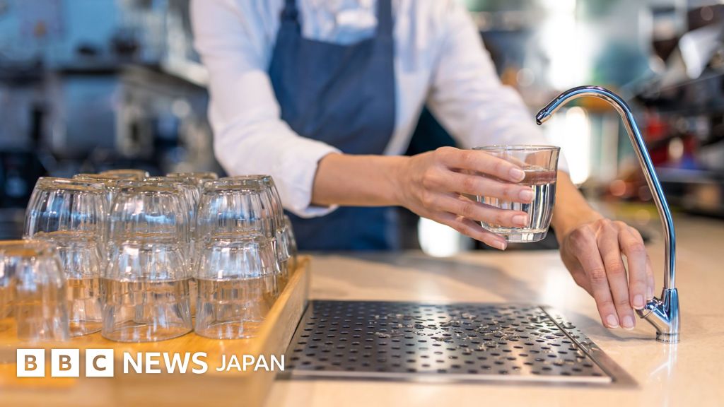 レストランが客に水道水を出さず、これは「合法」とイタリア最高裁 法律上の義務なし