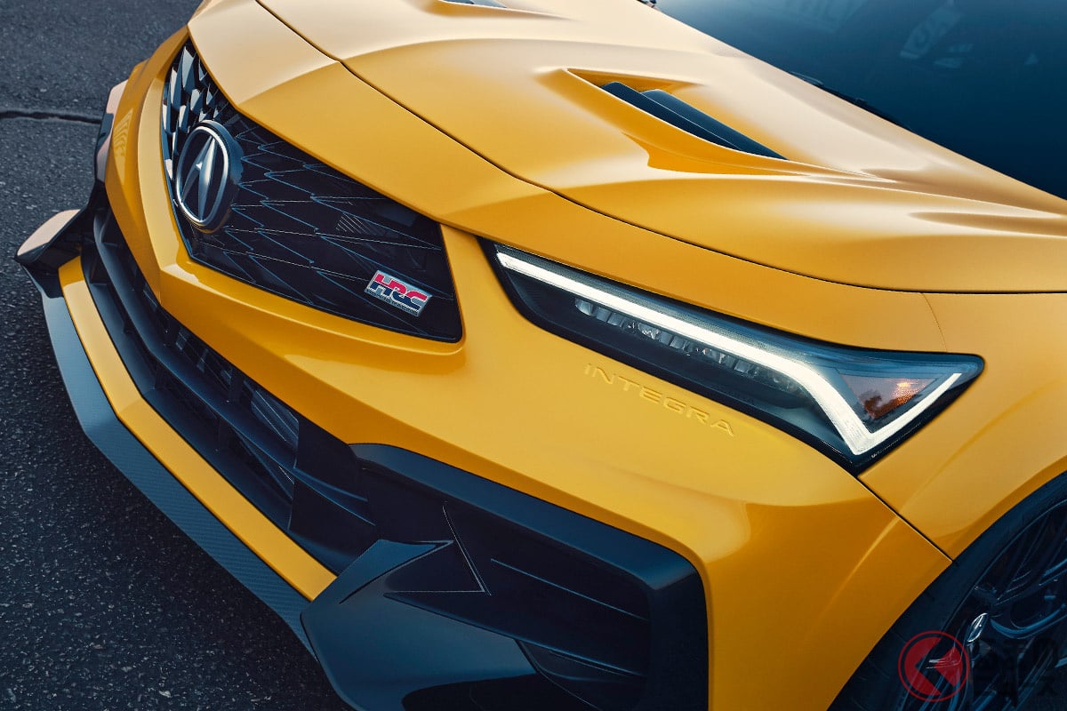 ホンダの「"2人乗り"4ドアセダン」がスゴかった！ ド派手なエアロ×軽量ボディ採用！ パワフルなVTECターボ搭載「アキュラ インテグラ タイプS HRC」米国モデルに注目！
