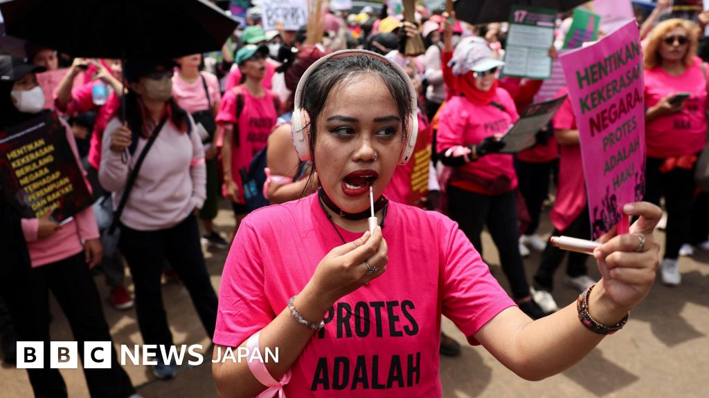 インドネシアで続く抗議、女性たちがピンクの服でほうき手に参加 大統領は中国の式典に