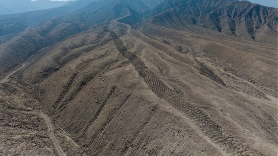 アンデス山脈の謎の穴「モンテ・シエルペ(穴の帯)」は古代の市場だった可能性があると研究が示唆