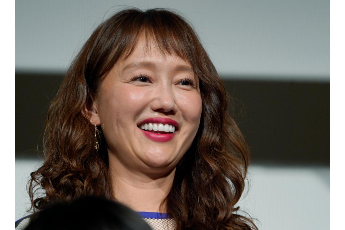 女優「工藤夕貴」の愛車「国産ミニバン」どんな車？ 豪華ウッド内装もイイ"母のために作った"「トヨタ車」とは