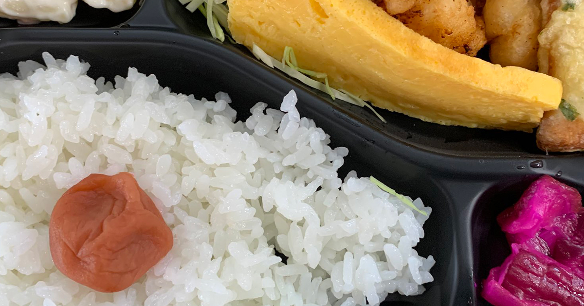 鮮魚店で売られた298円の激安弁当→開けると……「これは」 驚きの中身に「絶対いく」「平成かっ！！」