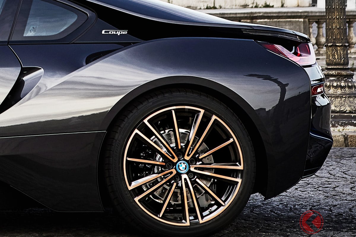 1.5リッター3気筒エンジン搭載で370馬力超え！ スゴい「"4人乗り"四駆スポーツカー」に注目！ 軽量ボディ×メーカー初の斬新ドア採用！ オープン仕様も存在したBMW「i8」とは！