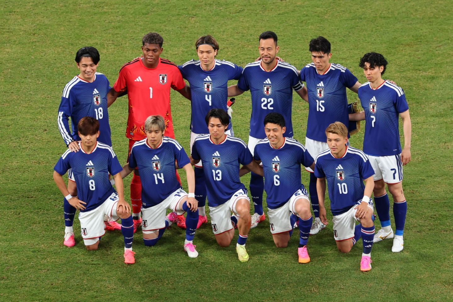 「え？」前日まで大阪公演も...サッカー日本代表戦に現れた“人気アーティスト” レトロな代表ユニ姿に反響「全てにおいて可愛すぎる」