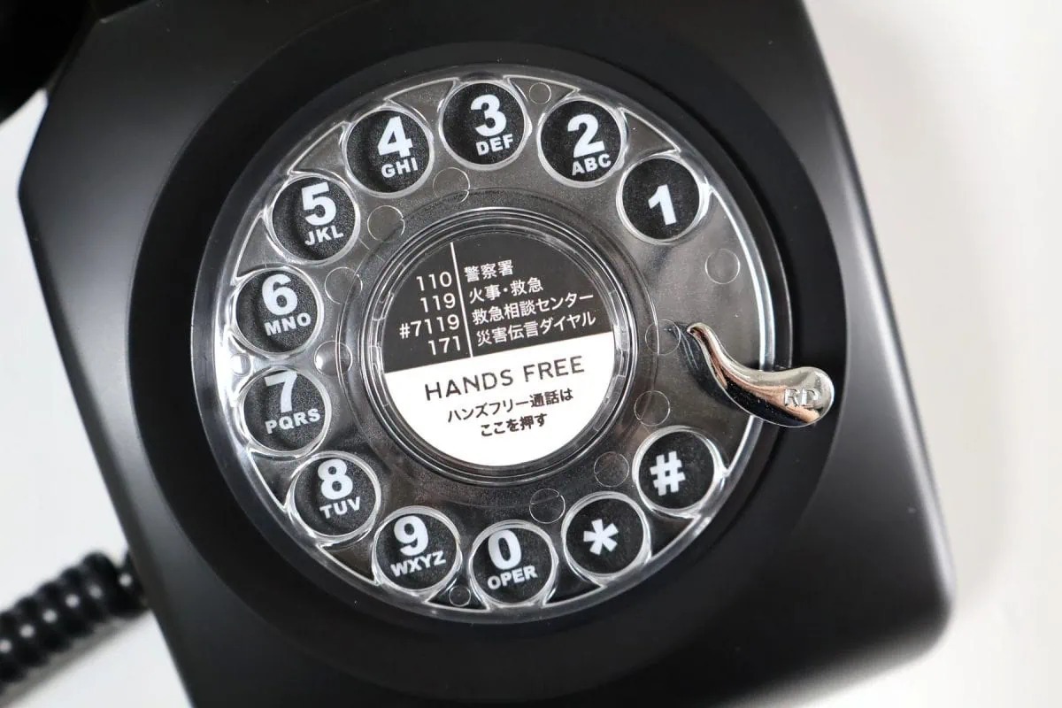 「黒電話でLINE通話⁉」エモすぎるガジェットをドンキで発見！“昔ながらの黒電話”はギャグなのか本気なのか？試してみた（MonoMax Web）