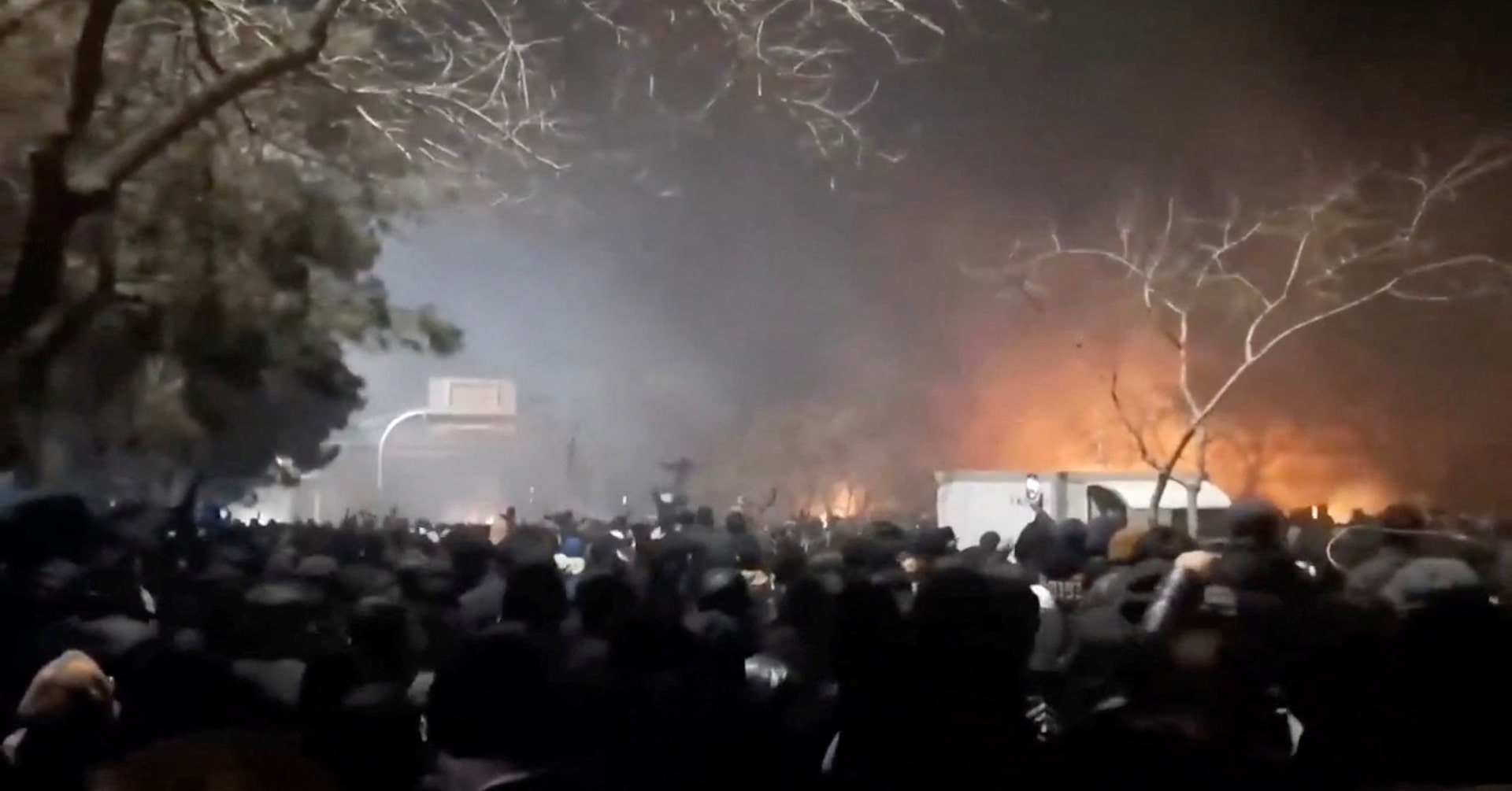 イラン抗議デモで死者500人超、トランプ氏「強力な選択肢検討」