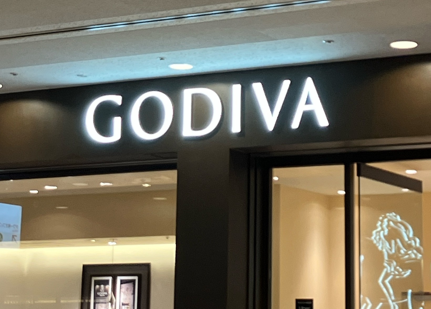 大人かわいいGODIVA（ゴディバ）の“ハロウィン限定ネコバッグセット”もう見た…？！ 「カバンの作りがしっかり、使い勝手も◎」「新作もあり、安定のおいしさ！」