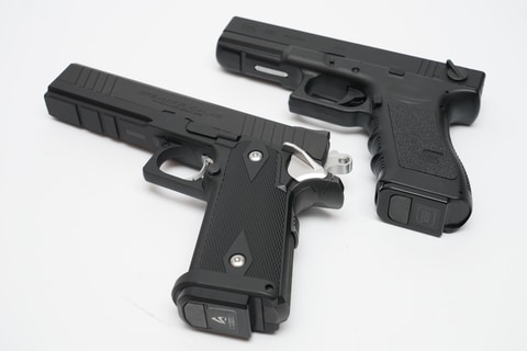 21年前の電動ハンドガン(1.2万円)と、最新最高級カスタムモデル(9万円)の戦闘力を比較してみた（PC Watch）