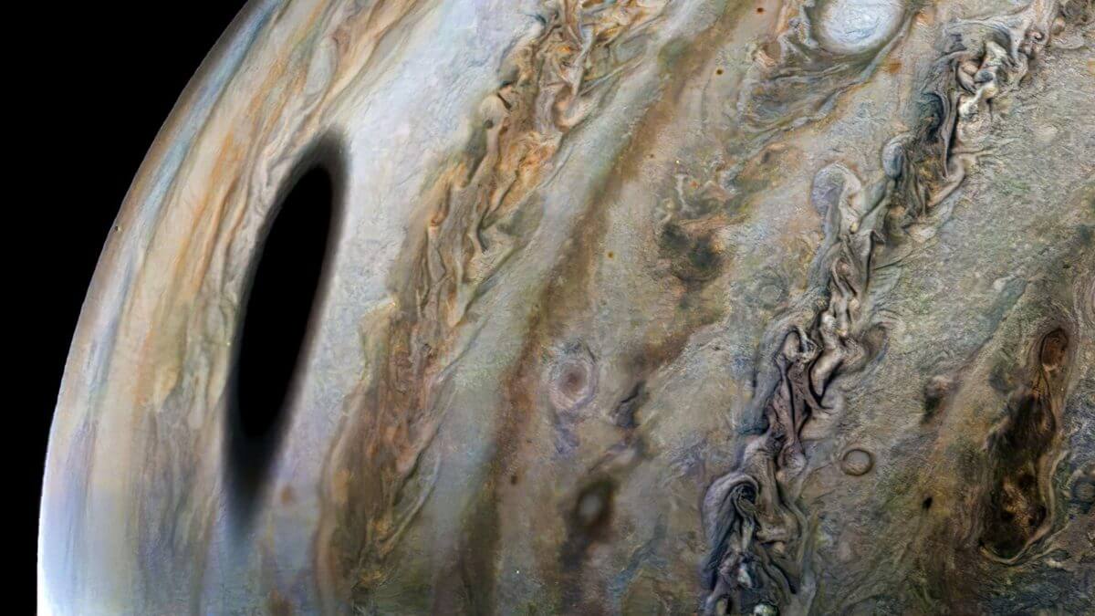 木星に巨大な穴？ ジュノーが撮影した太陽系最大の衛星の影