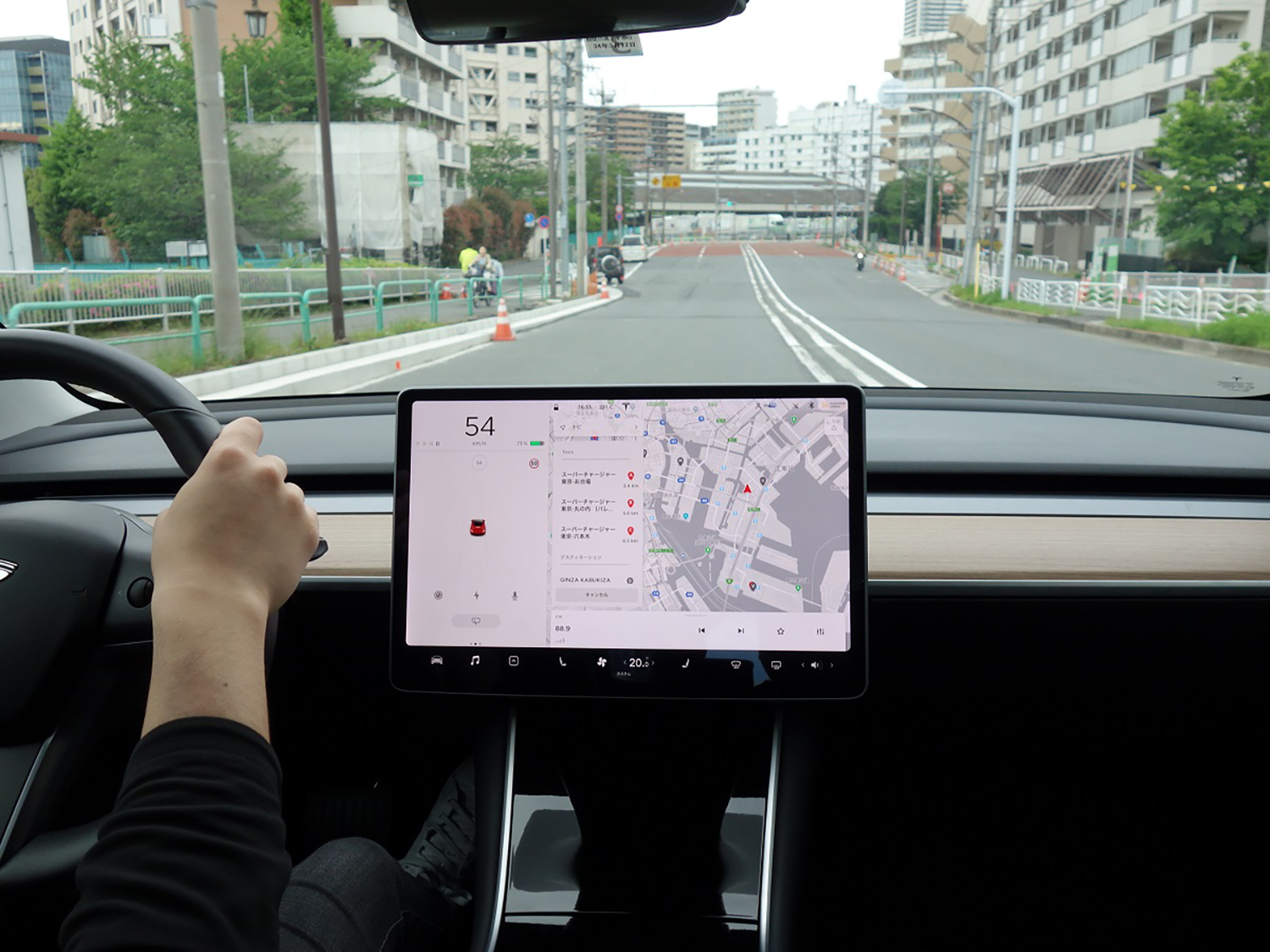 うちのテレビより大きいってどういうことよ？ 40インチ超えもあるクルマのディスプレイはどこまでデカくなるんだ!?