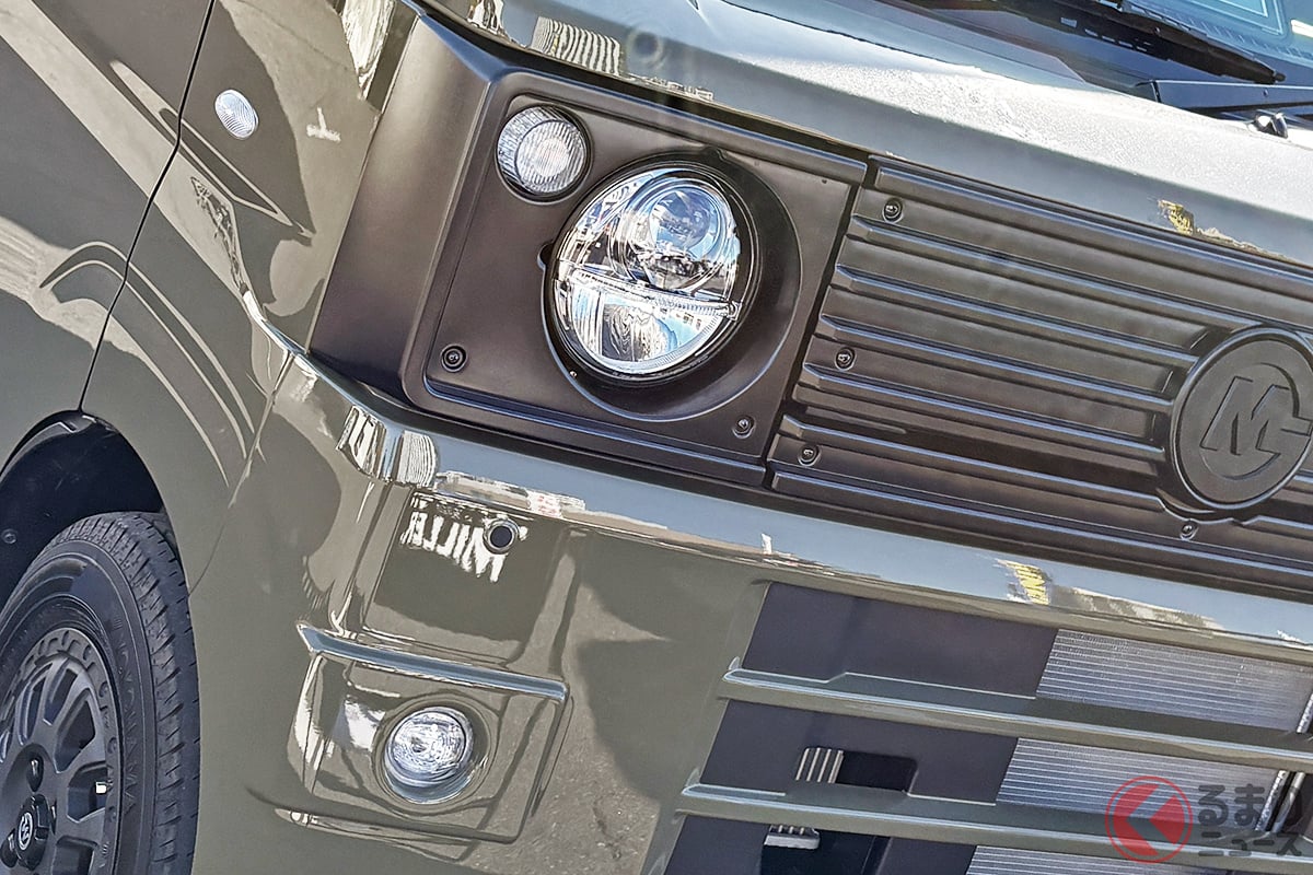 ダイハツの「"旧車顔"軽バン」に注目！ 丸目2灯デザイン×快速ターボ搭載！ 俊足「ハイゼットカーゴ」の快適「"車中泊"仕様」ゴードンミラーモータースの軽キャンパー「GMLVAN S-01」がスゴい
