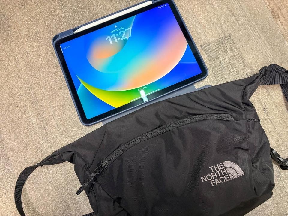 iPad Airと財布だけ持ち歩きの大正解。約7500円のノースフェイス「カペラ5」【シンデレラフィット】