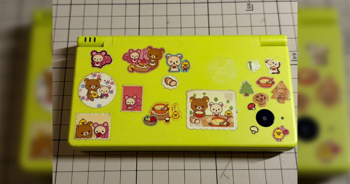フリマで安くゲットしたDSiが裏までシールでデコデコだったというポスト→まさかの当時の持ち主本人に届き、思い出の写真データを送ってあげる展開に