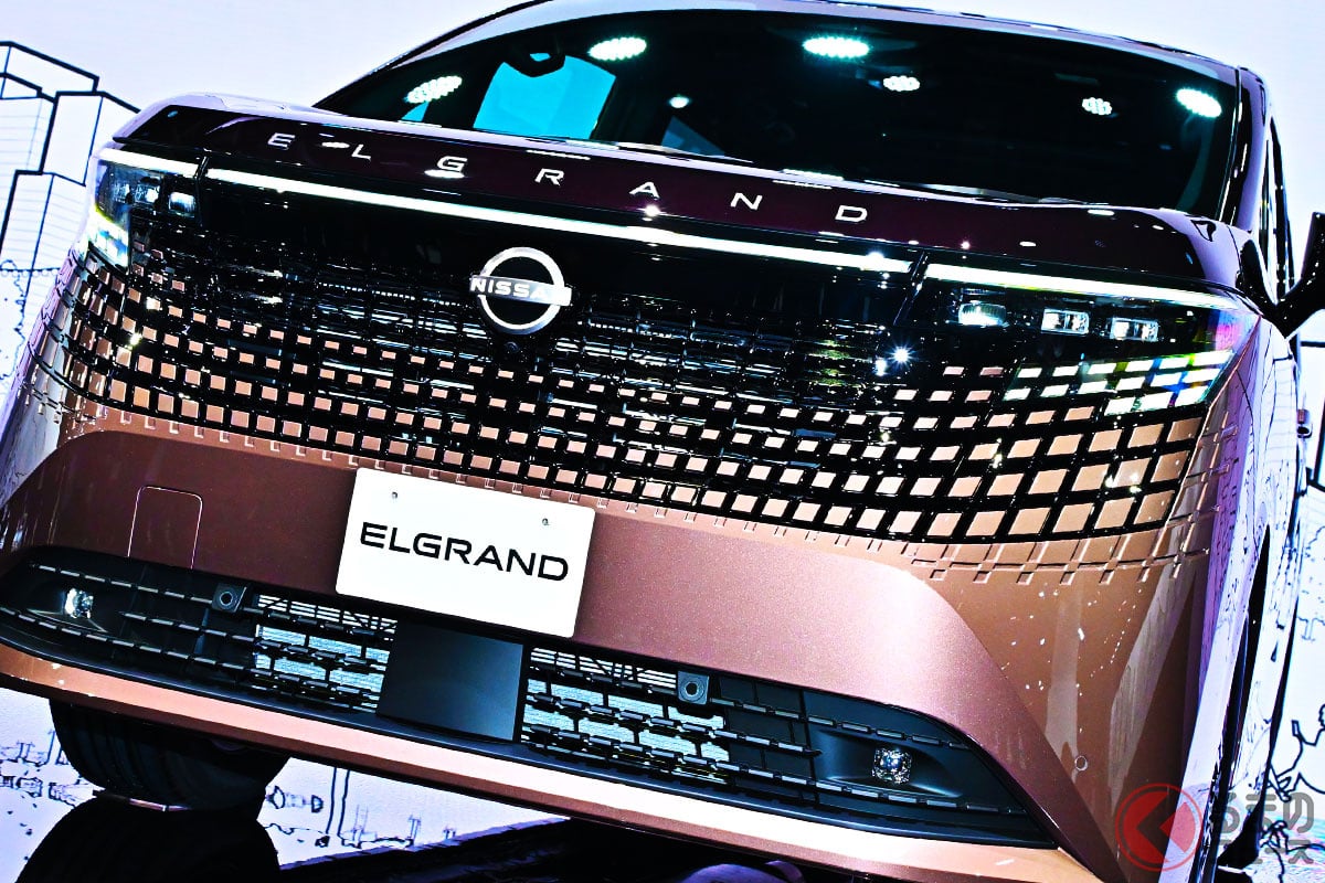 日産「新型エルグランド」世界初公開！ 伝統の「二段ヘッドライト」に斬新グリル採用！ 全高・全幅も拡大で「さらに大型化」！ 担当デザイナーに"狙い"を聞いた！