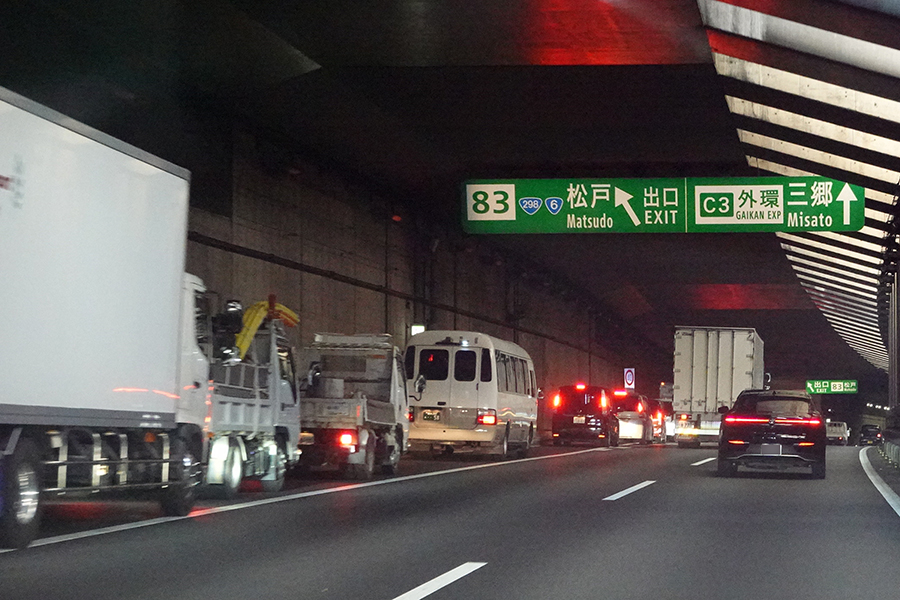 危ない！追突注意な「ナゾの出入口渋滞スポット」 本線までズラァァーーッと詰まる原因は？ 首都圏の高速道路