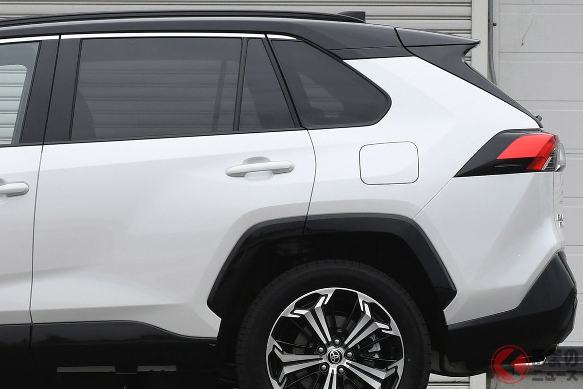 トヨタ新型「RAV4」まもなく登場！ それでも売れ続ける"モデル末期"の「5代目モデル」何がいい？ 「カッコいい」「迫力がある！」の声もある「アウトドアSUV」の魅力とは？