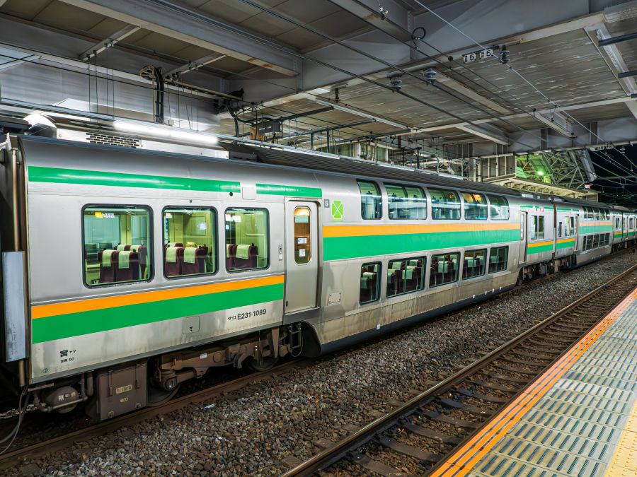 座って通勤・通学に「課金」、最も定着している路線はどこ？ いくらなら払えるか“上限”も明らかに！ 一方で“苦言”も多数!?