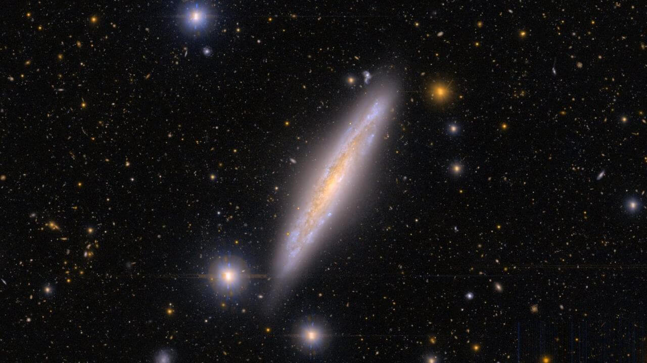 すばる望遠鏡が観測した“りょうけん座”の渦巻銀河「NGC 5301」