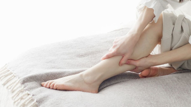 突然の痛みに驚く｢足のつり｣の原因は脱水とは限らない…デスクワークの人が気をつけたい"3つの疾患"（プレジデントオンライン）｜ｄメニューニュース